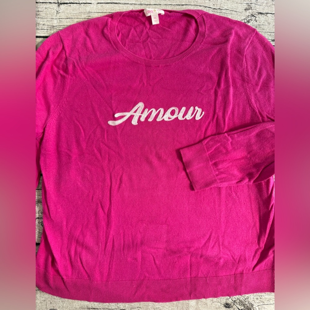 Beautiful lightweight sweater. “Amour” (Love) 🩷 embroidered. Size XL